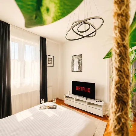 Relax & Work In Cozy Flat W Netflix & Wi-fi Apartman